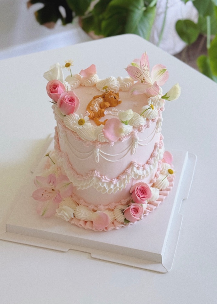Cake with piped flowers by Shaddai