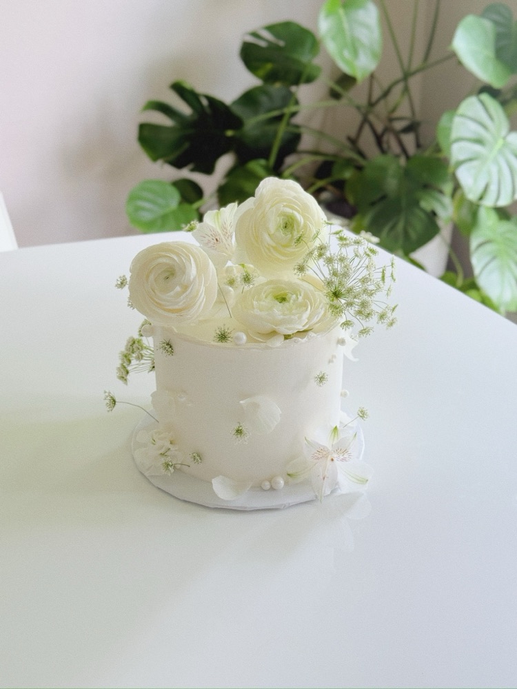 Cake with hand-piped flowers by Shaddai