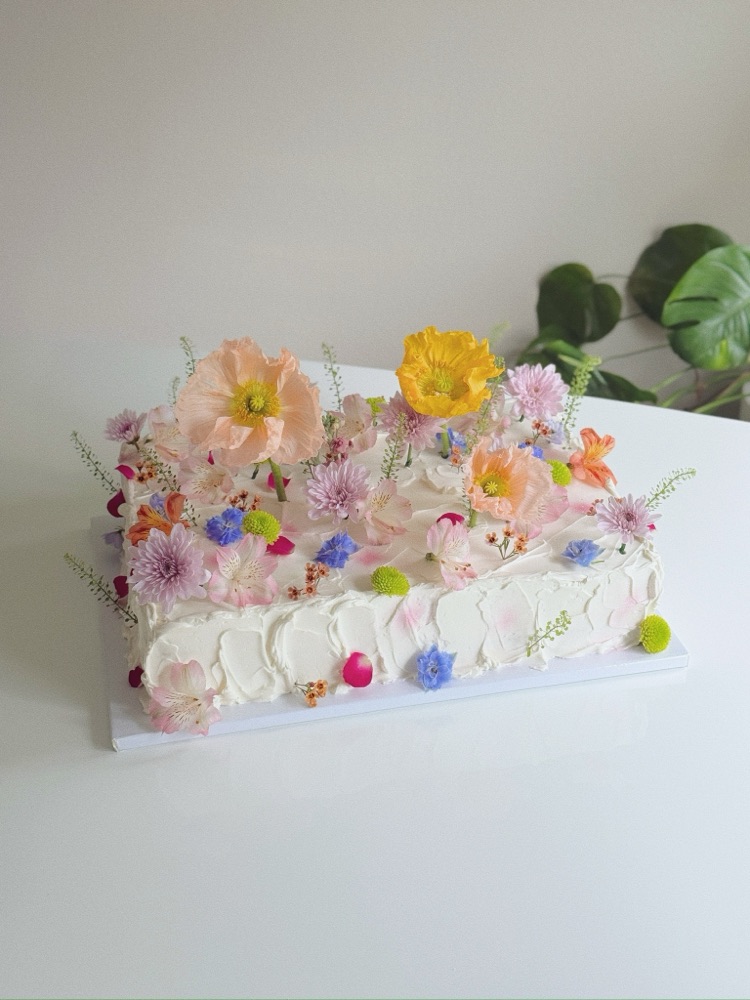 Floral cake in pastel tones by Shaddai