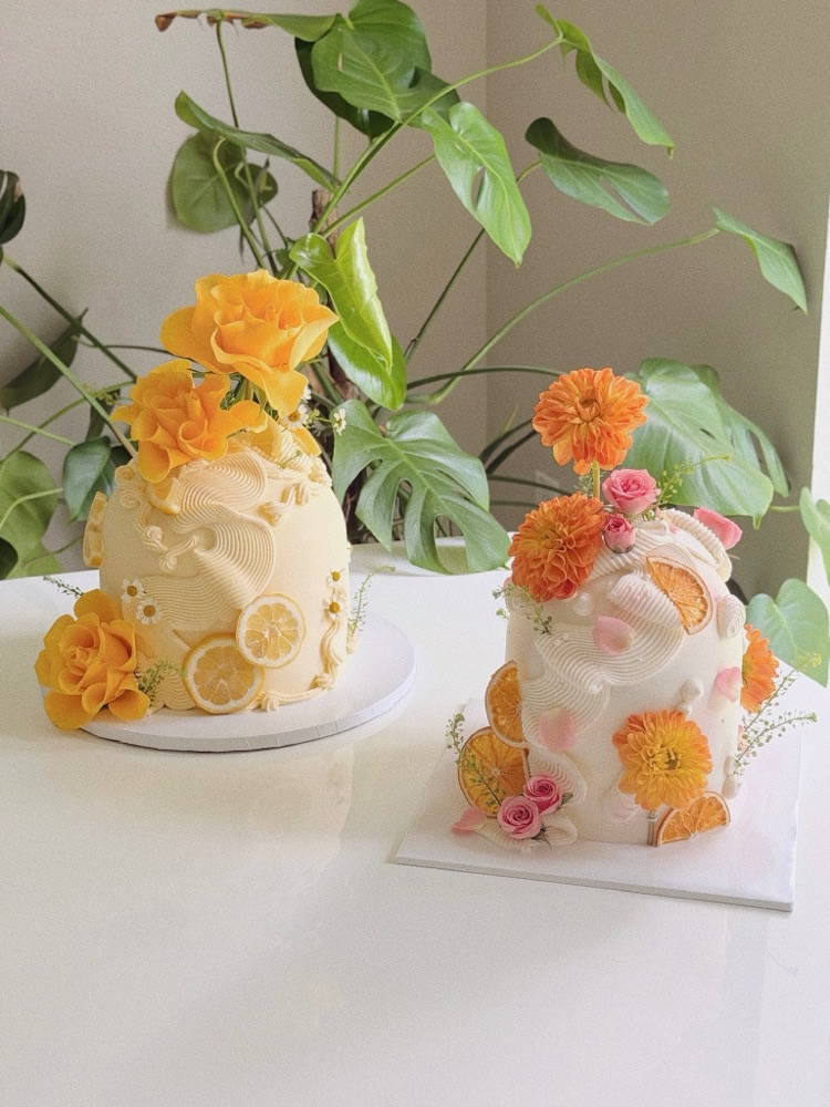 Cake with piped petals by Shaddai