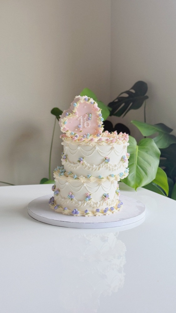 Vintage piped cake by Shaddai