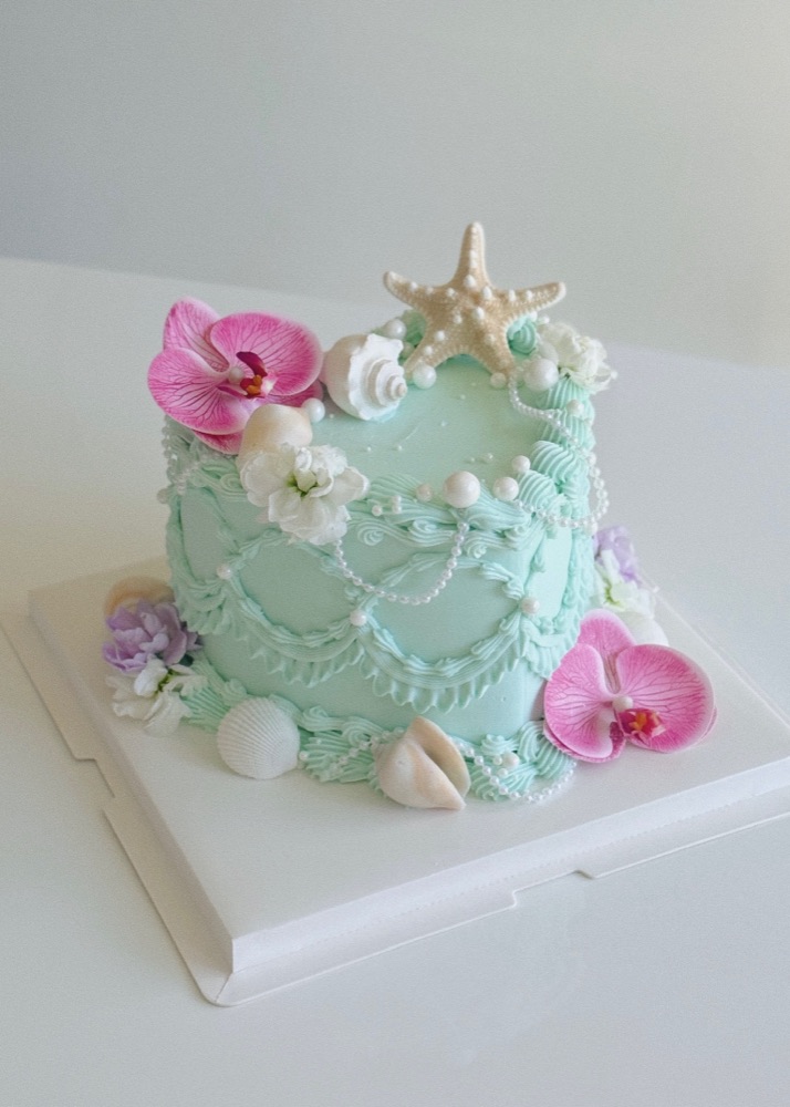 Vintage style cake by Shaddai