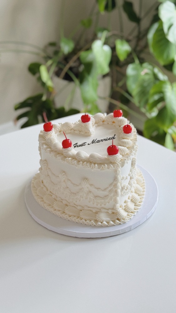 Vintage cake with ruffles by Shaddai