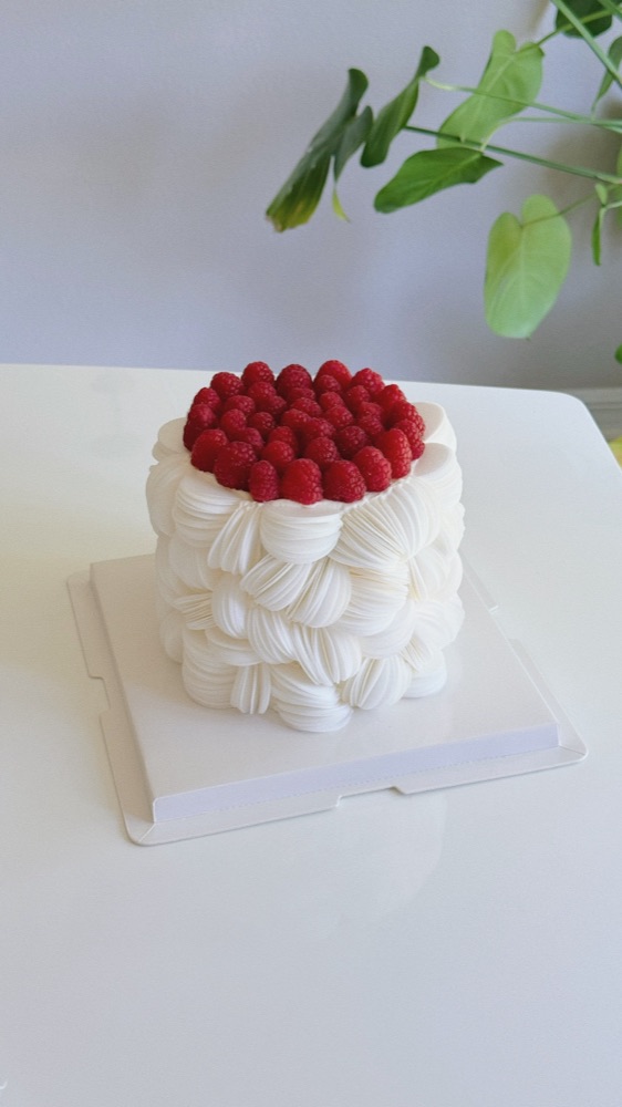 Vintage heart cake by Shaddai
