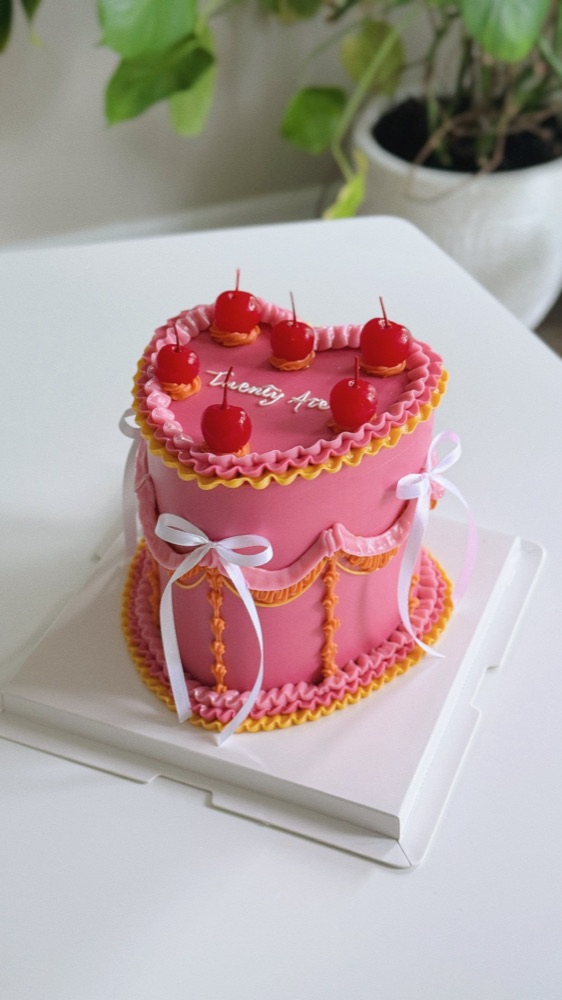 Custom vintage cake by Shaddai, Tampa