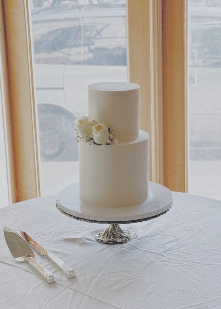 Elegant wedding cake by Shaddai