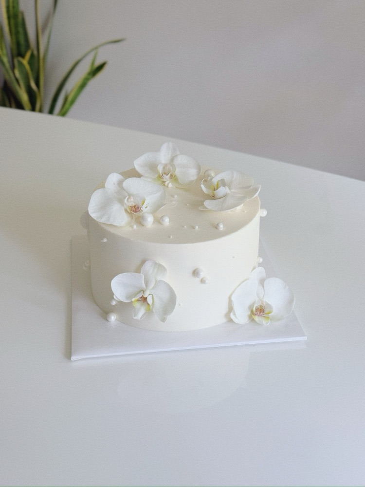 Elegant wedding cake by Shaddai